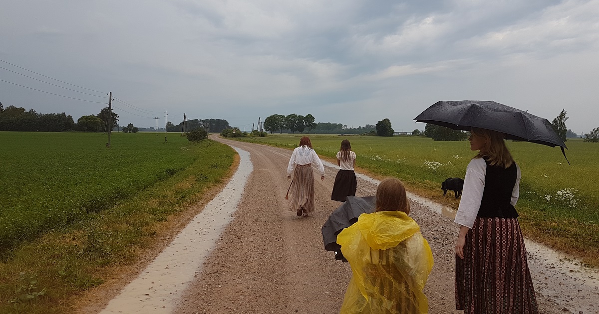 Jau otro gadu pēc kārtas, 21. jūnijā Imanta Ziedoņa muzejs un banka BlueOrange aicina Latvijas iedzīvotājus piedalīties akcijā „Izgaismo Latviju”.